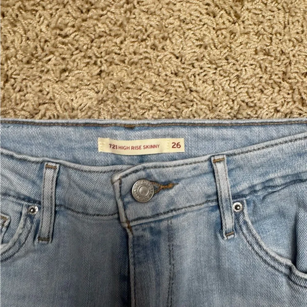 Women’s Levi’s light wash skinny jeans distressed size 26